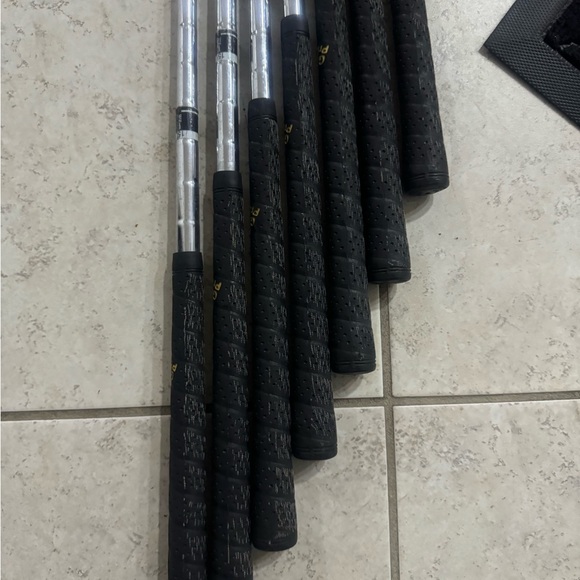 Wilson 1200 LT itons 3/9 in right handed 
Steel shafts 
Used conditions - Picture 2 of 12